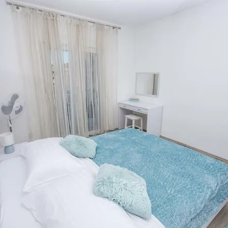 Jomarko - Spacious For 6 In