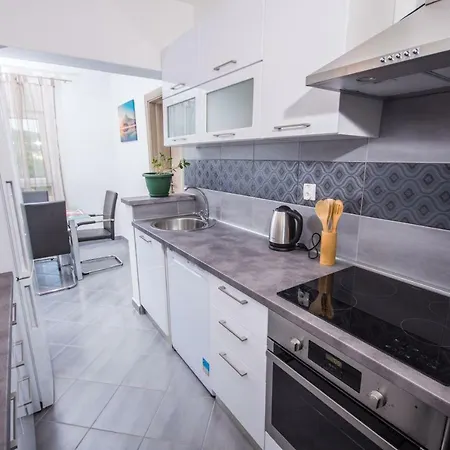 Jomarko - Spacious For 6 In Trogir