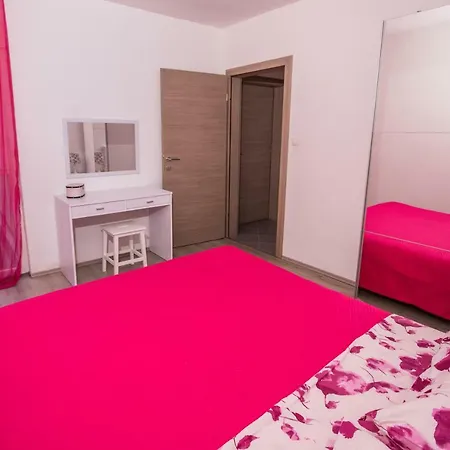 Jomarko - Spacious For 6 In